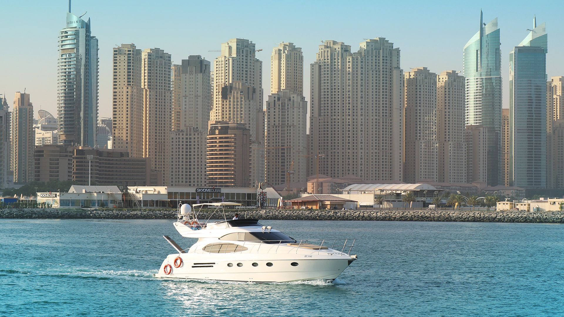 Marina Dubai Yacht And Skyscrapers Hd Wallpaper - Yacht Marina Dubai - HD Wallpaper 