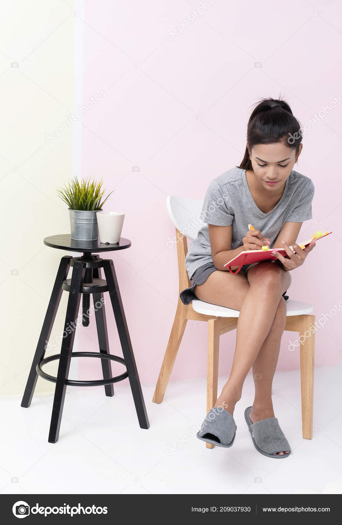 Sitting - HD Wallpaper 