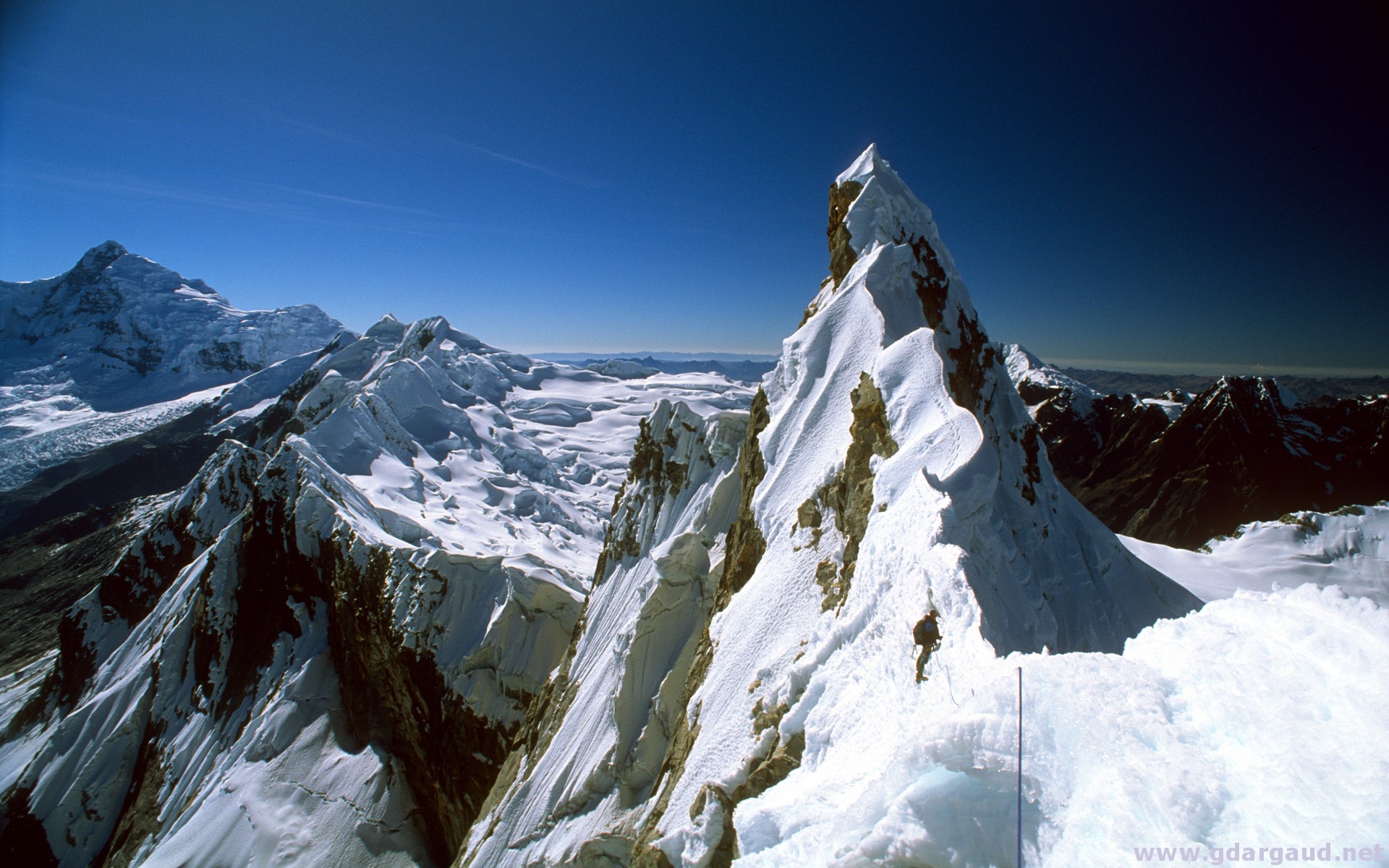 Summit Ridge Of The Nevado Cashan - Sommet De Montagne Enneigé - HD Wallpaper 