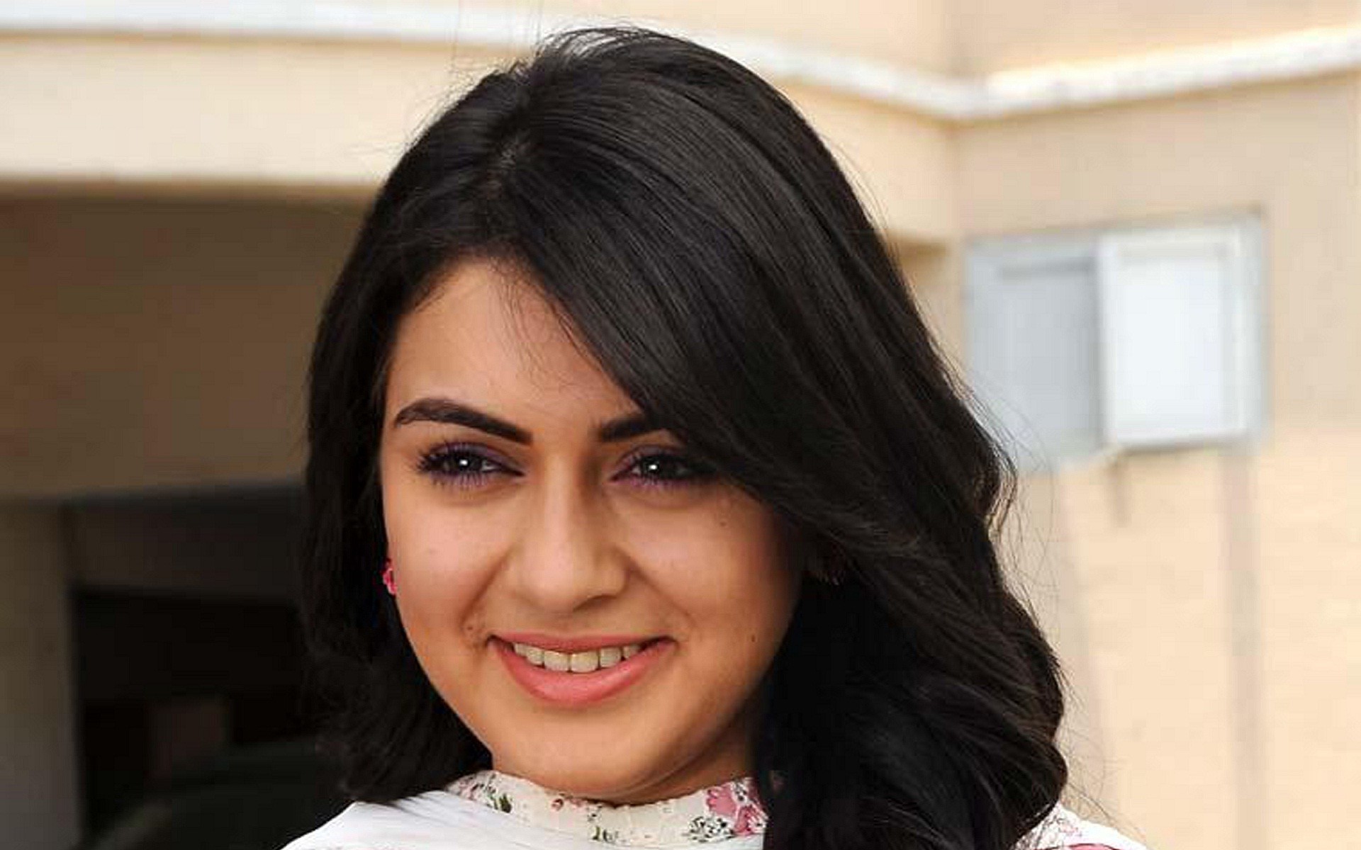 Hansika Motwani Real Pretty Girl Smile Wallpaper 
 - Hansika Motwani Images Hd - HD Wallpaper 