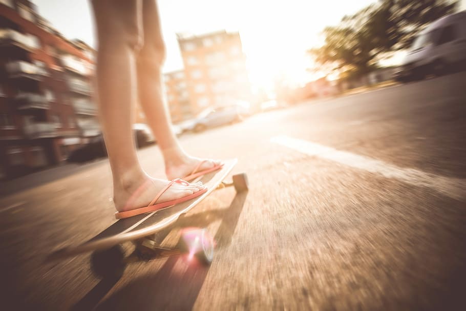 Longboard Girls Riding - HD Wallpaper 