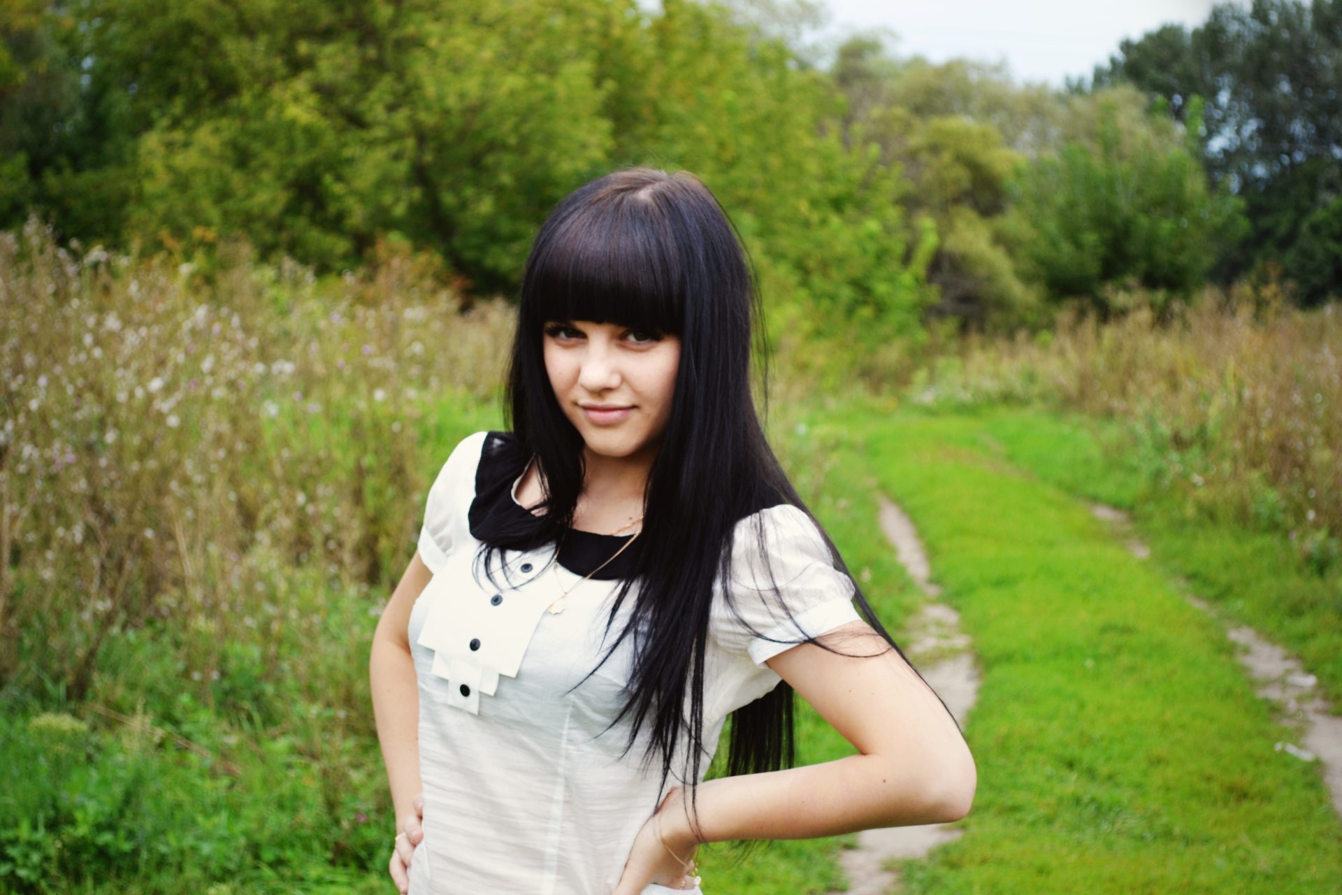 Local Russian Girl Wallpaper Standing On Village Road - Russian Girl With Bangs - HD Wallpaper 