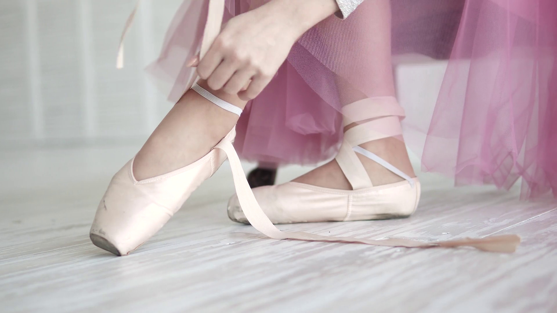 Ballerina Tying The Pointes - Ballet Shoes - HD Wallpaper 
