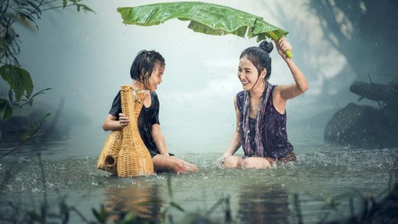 Girl Rain Wallpaper Hd 1080p - Girls In The Rain - HD Wallpaper 