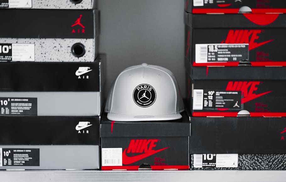 Gray Air Jordan Cap Between Nike And Air Jordan Shoe - Carmine - HD Wallpaper 