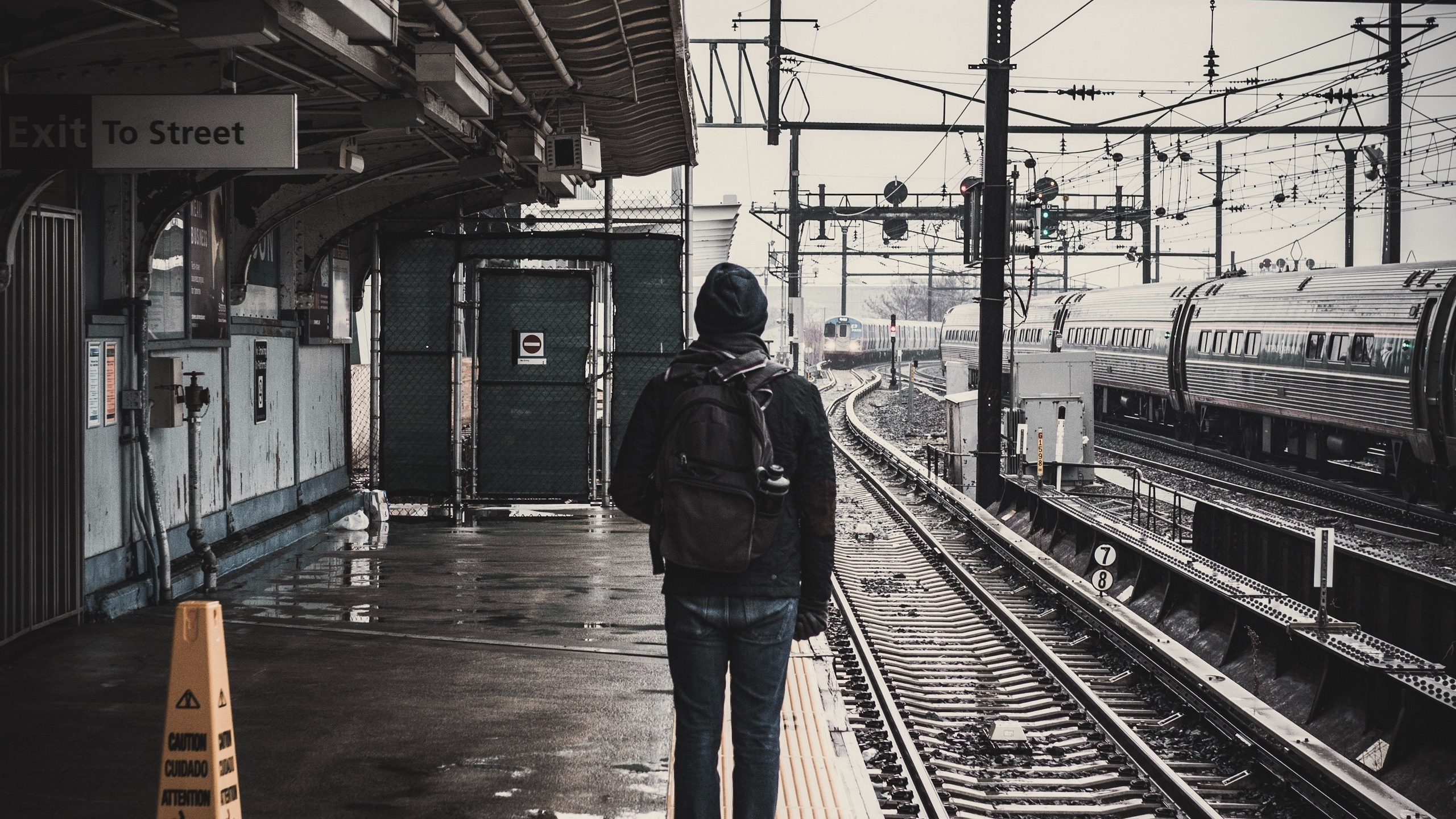 Wallpaper Man, Railway, Station, Platform, Rails - Man In Train Station - HD Wallpaper 