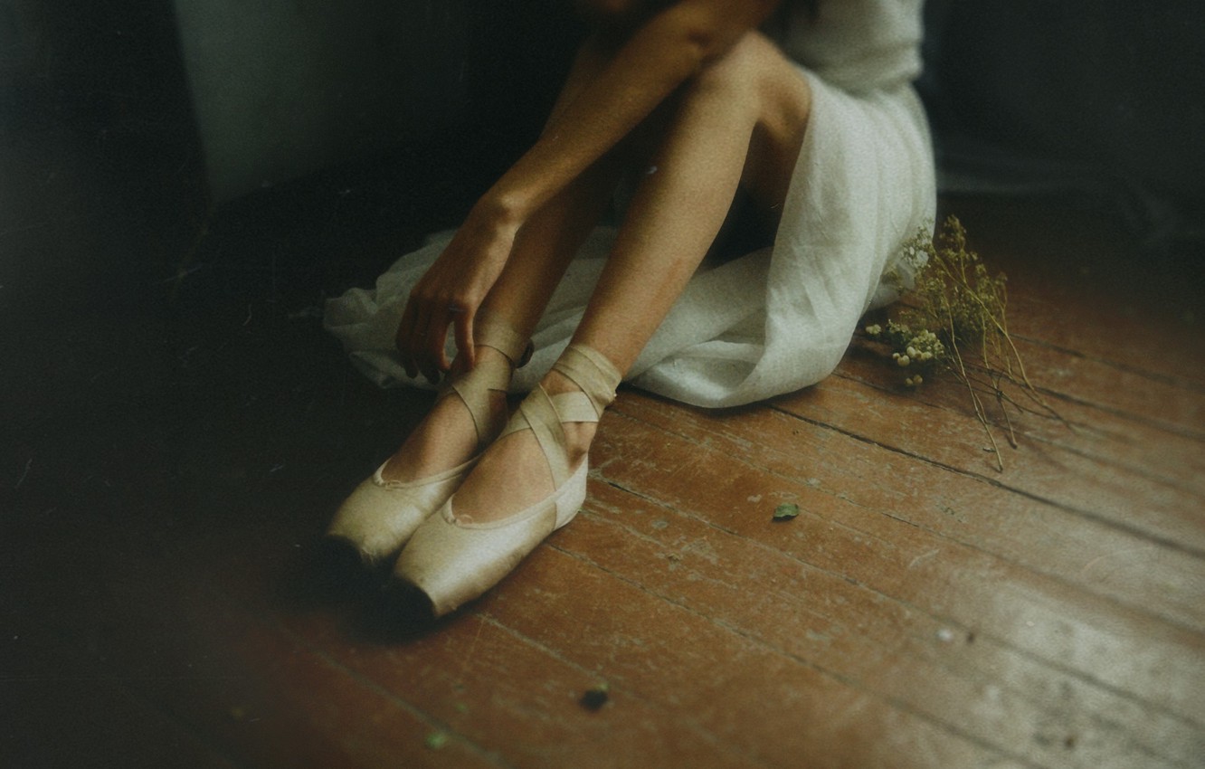 Photo Wallpaper Floor, Sitting, Ballerina, Pointe Shoes - Девушки В Пуантах - HD Wallpaper 
