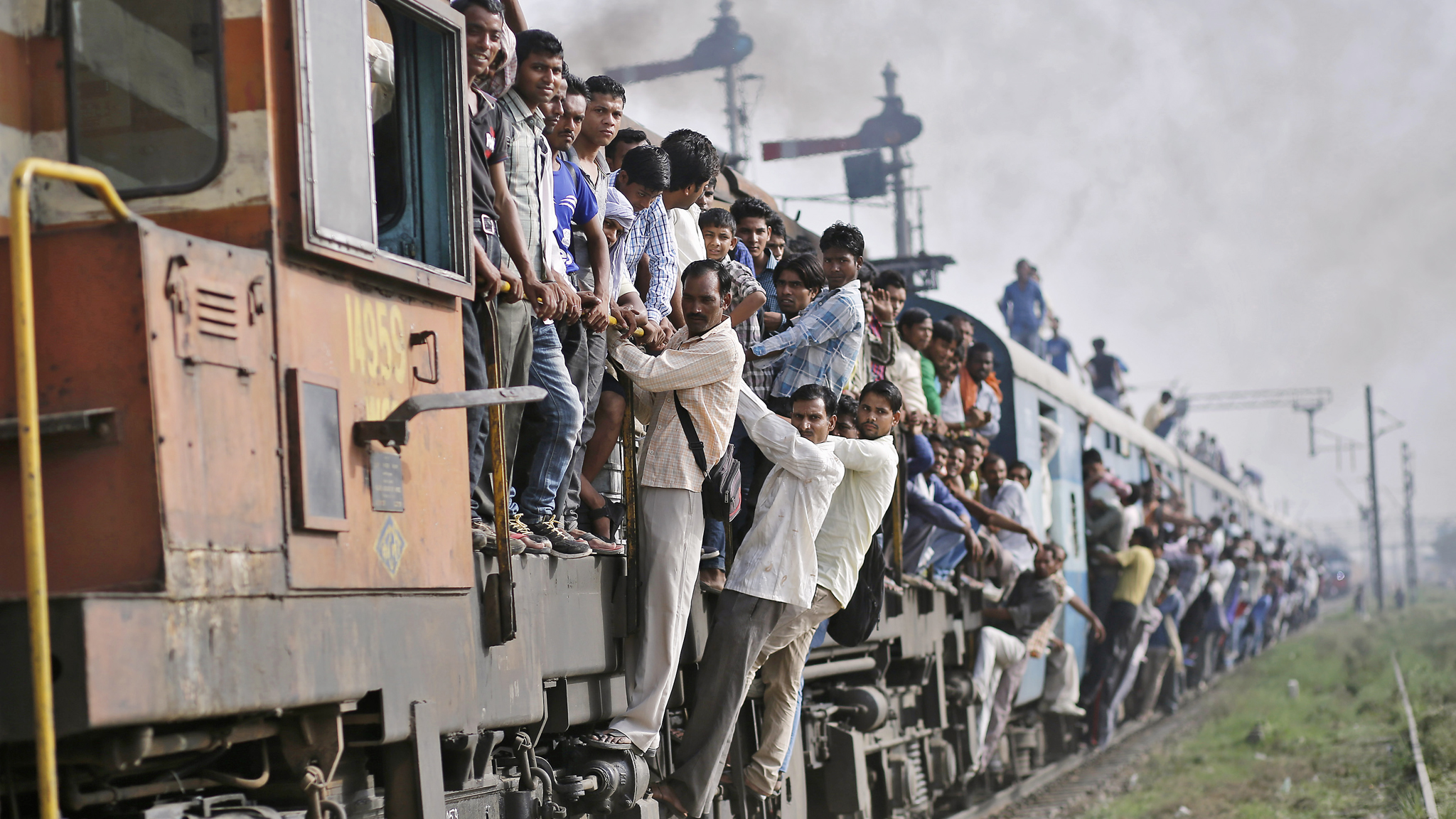 Indian Train People - HD Wallpaper 
