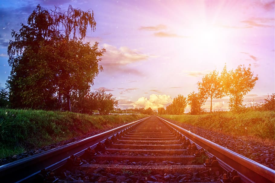Train Rail In Between Grass Field, Gleise, Railway - Background Rel Kereta Api Hd - 910x607 Wallpaper - Teahub.io