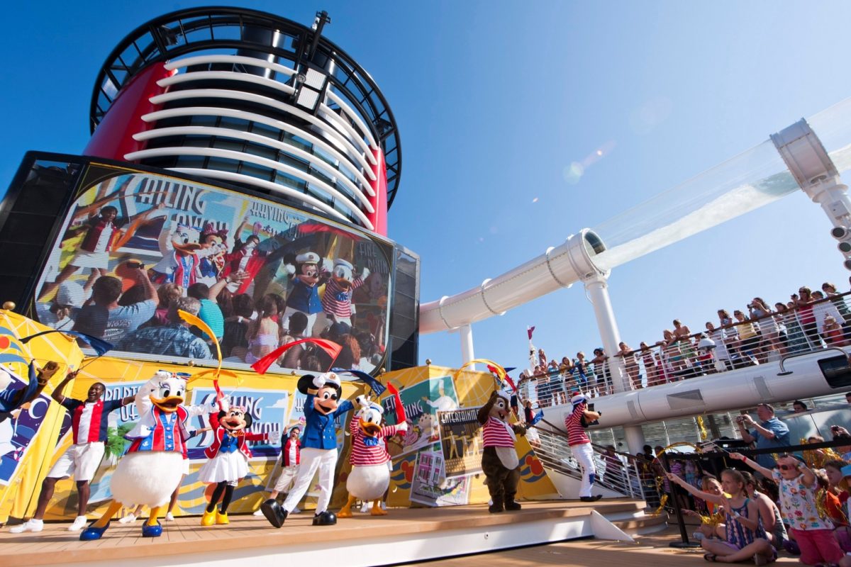 Disney Computer Wallpaper Backgrounds - Disney Cruise Line Deck Party - HD Wallpaper 