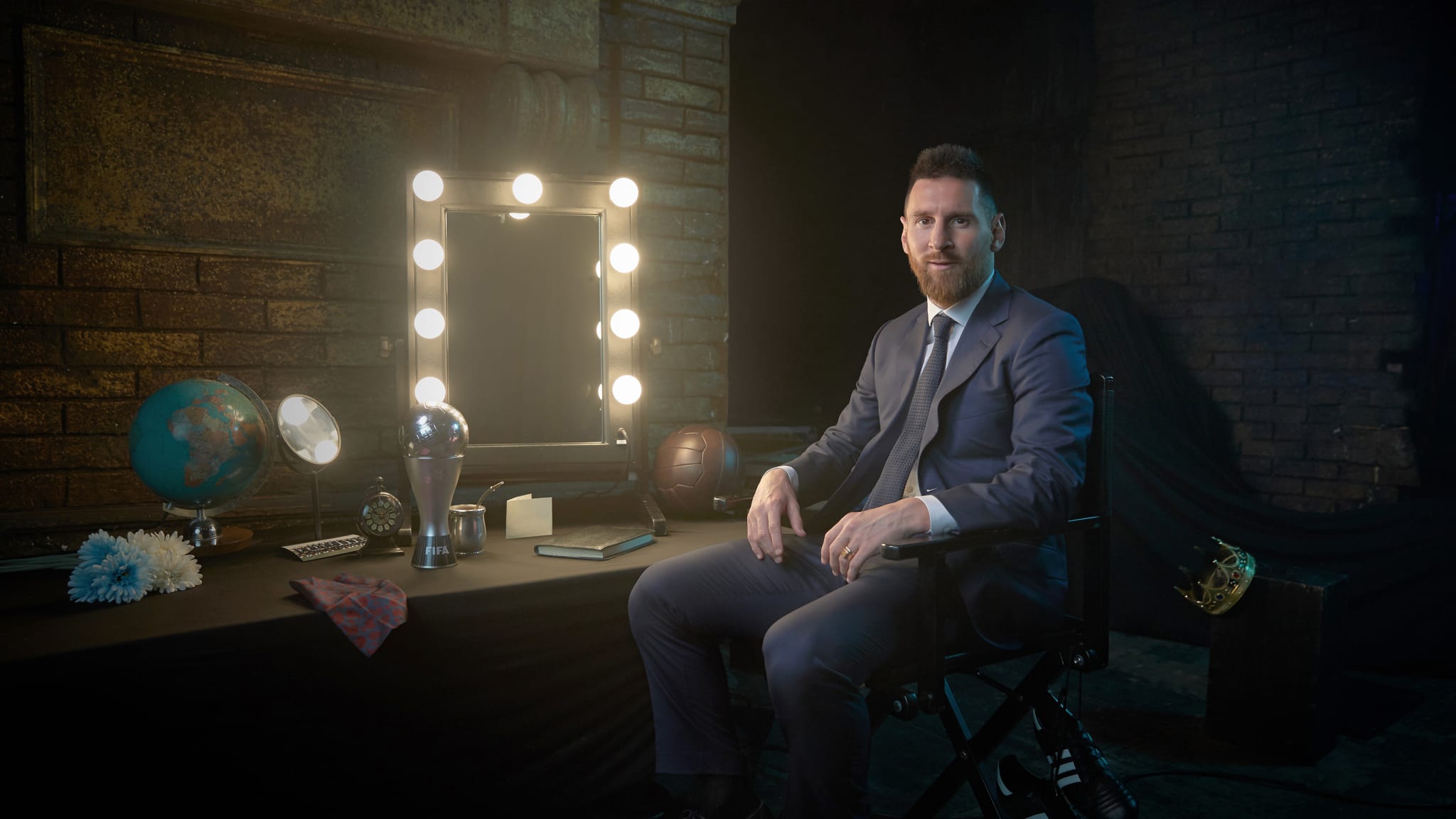 Lionel Messi Poses With The Best Fifa Men S Player - Messi Fifa The Best 2019 - HD Wallpaper 