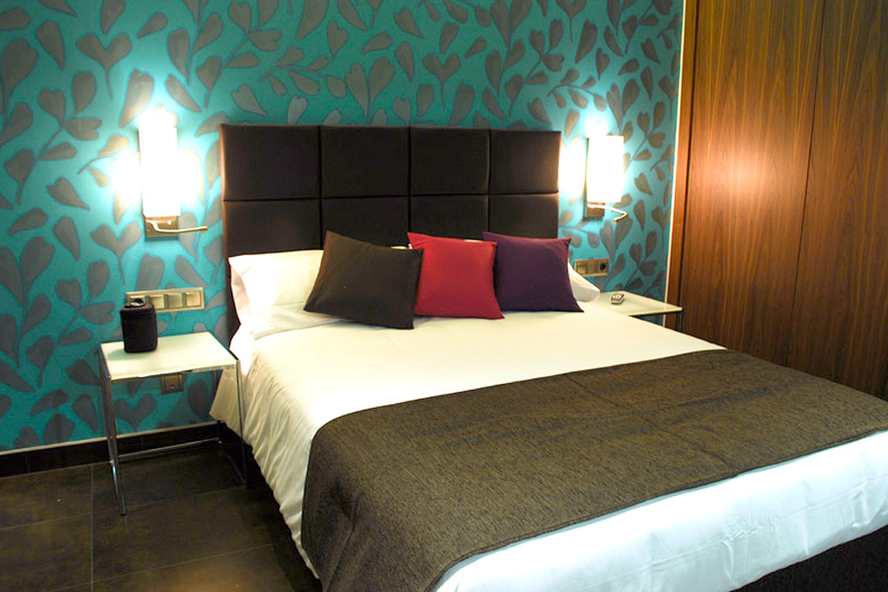 Double Bed With Colorful Wallpaper - Bedroom - HD Wallpaper 