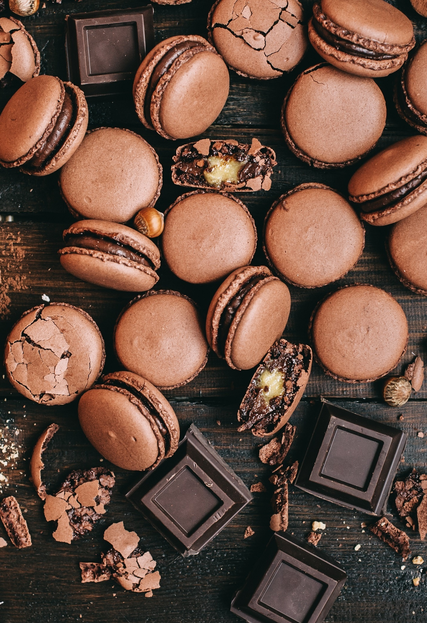 Macaron, Brown, Chocolate, Food, Dessert, Wallpaper - Chocolate Macaron Wallpaper Iphone - HD Wallpaper 