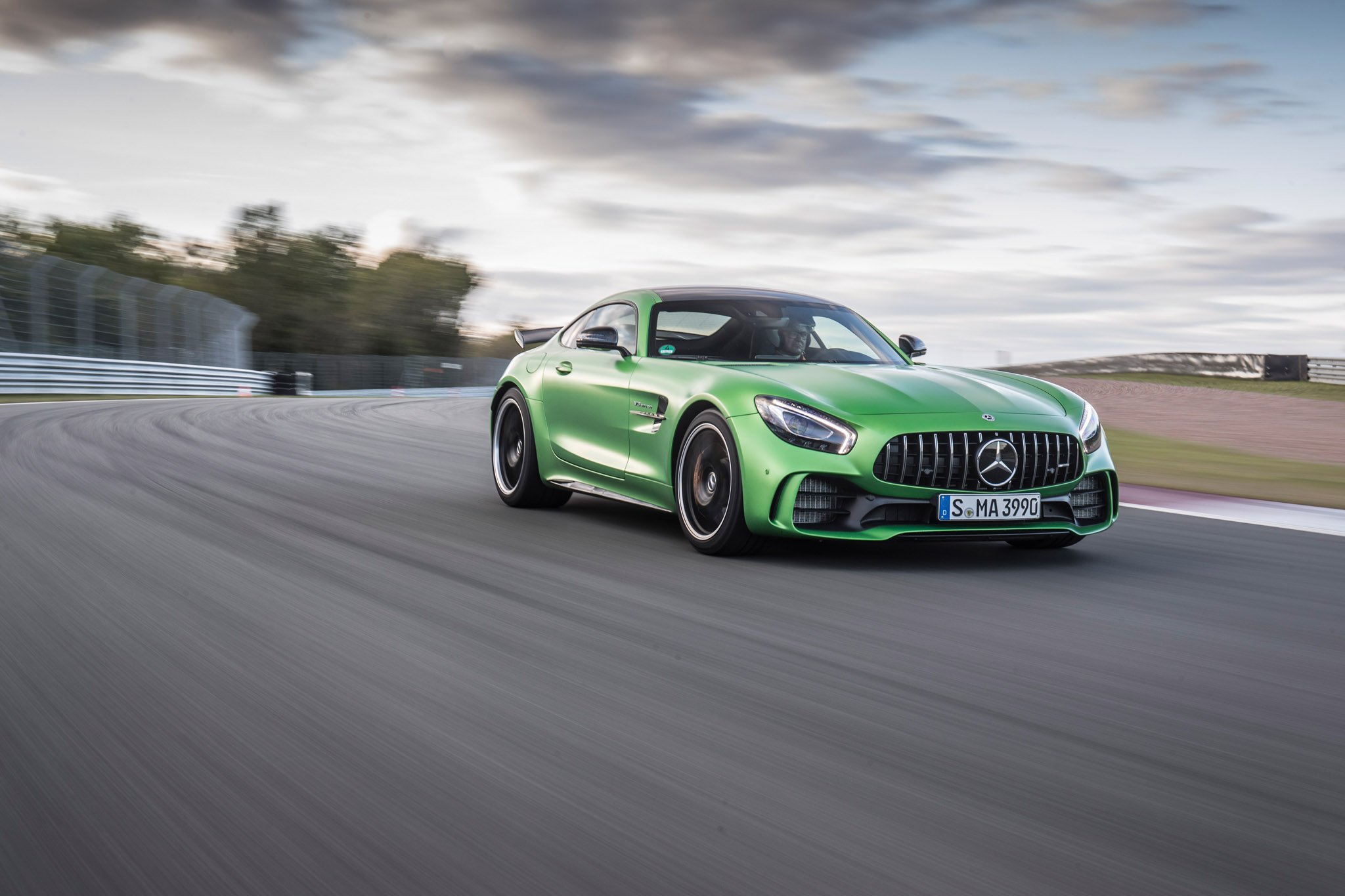 2018 Mercedes Amg Gt R Background Wallpaper - Grand Tourer - HD Wallpaper 