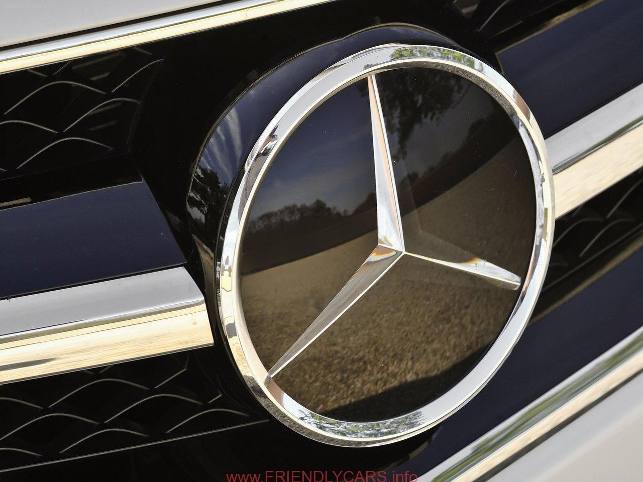 Mercedes Logo On Car - HD Wallpaper 