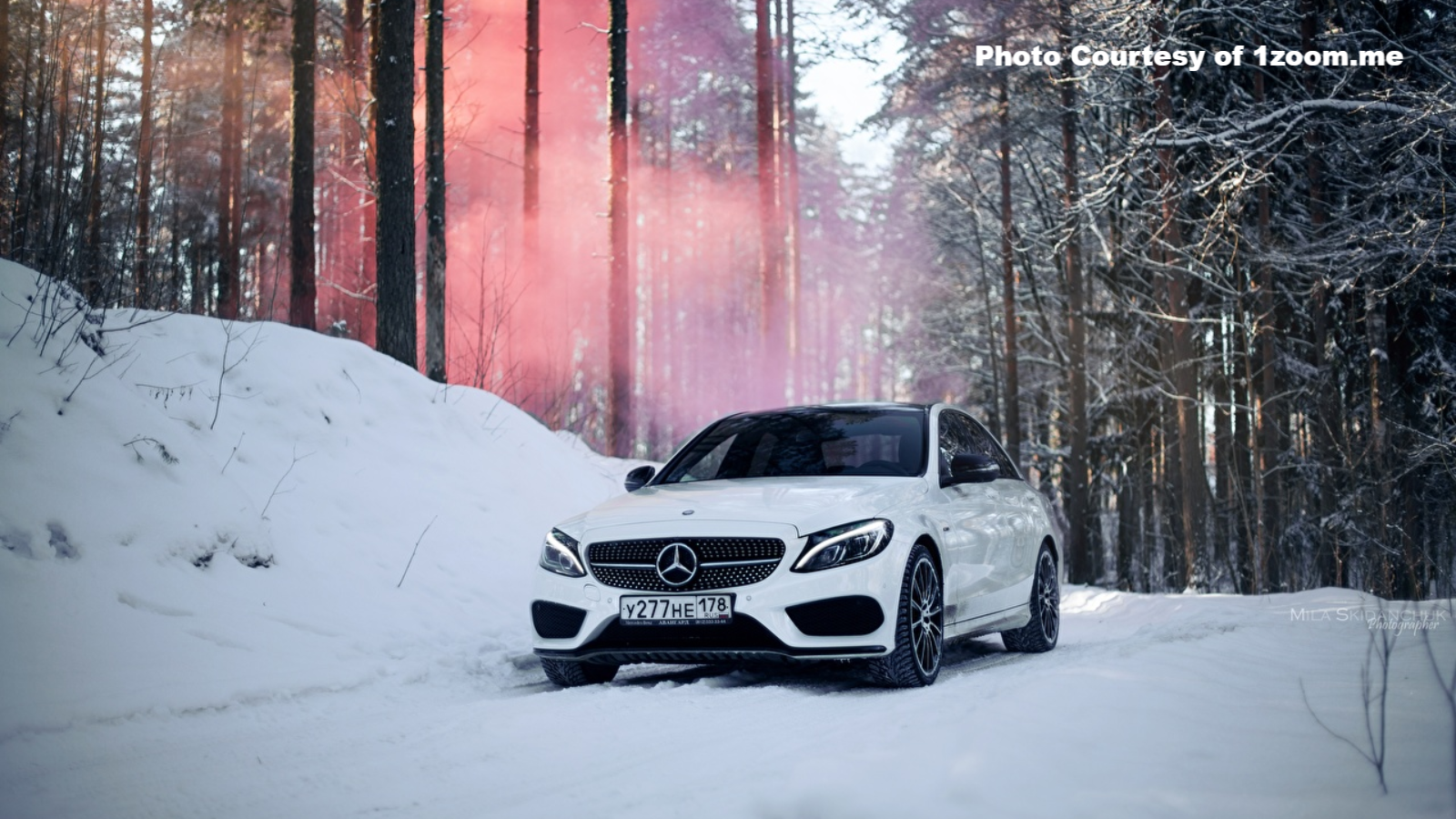 Mercedes-benz Winter Wallpapers - Mercedes C63 Amg Snow - HD Wallpaper 