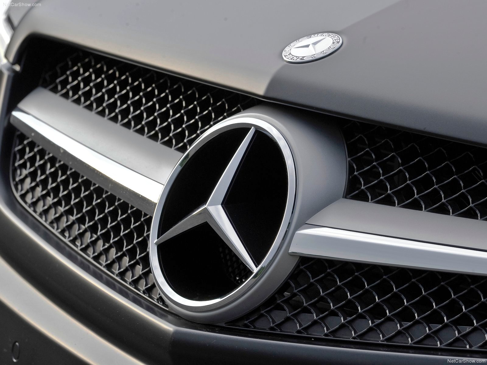 Mercedes-benz, Car, Logo, Wallpaper - Mercedes Benz Logo On Car - HD Wallpaper 