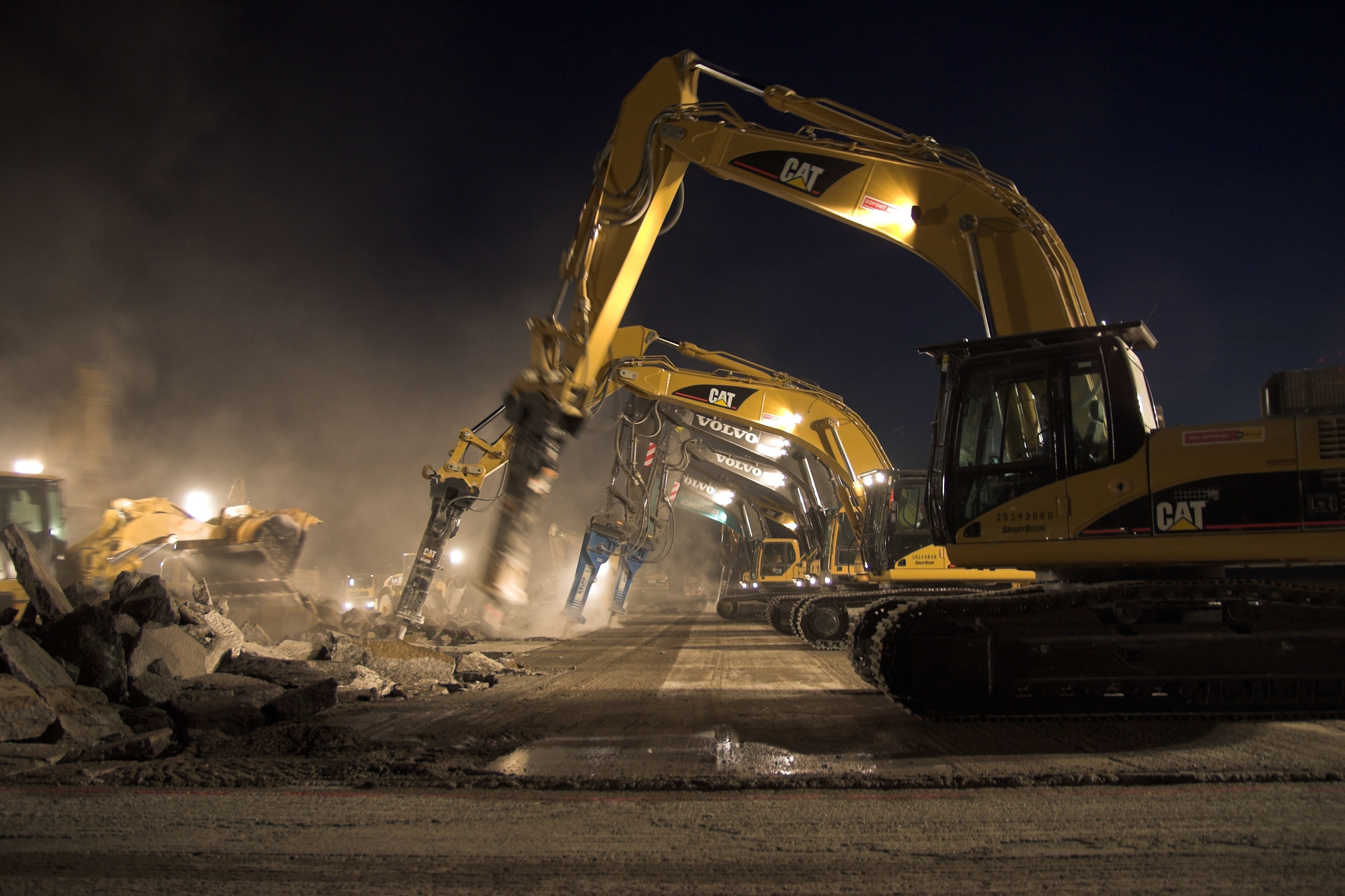 There May Be Competitors, But They Provide The Background - Caterpillar Machines Background - HD Wallpaper 