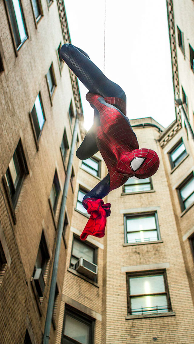 Spiderman Walking On A Building - HD Wallpaper 
