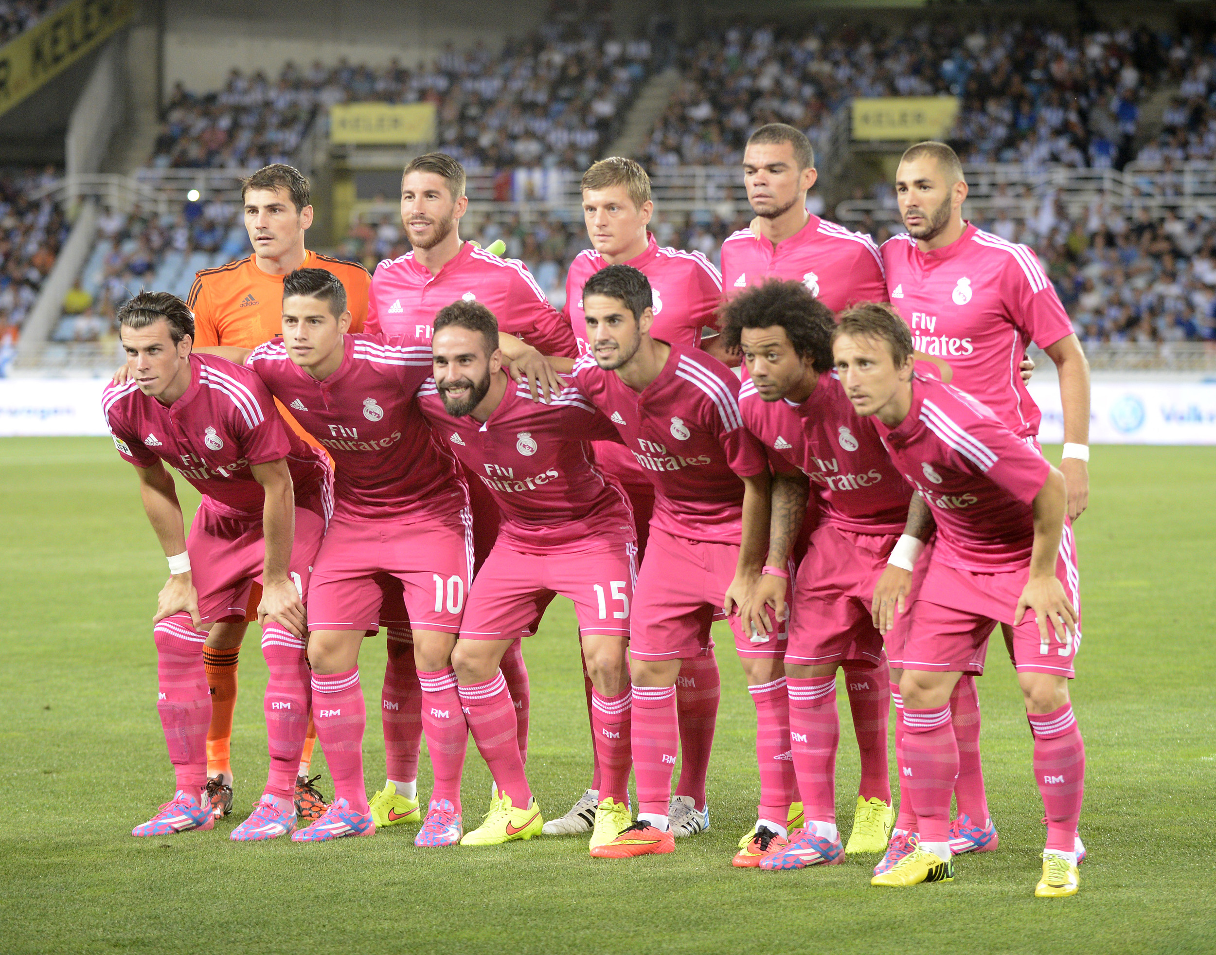 Football Player Wearing Pink - HD Wallpaper 