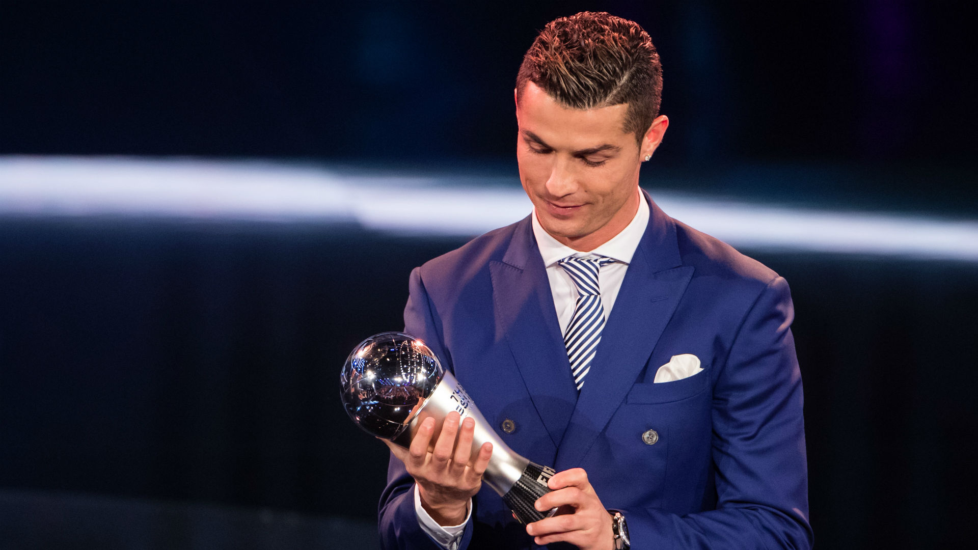 Cristiano Ronaldo - Cristiano Ronaldo In Suit - HD Wallpaper 