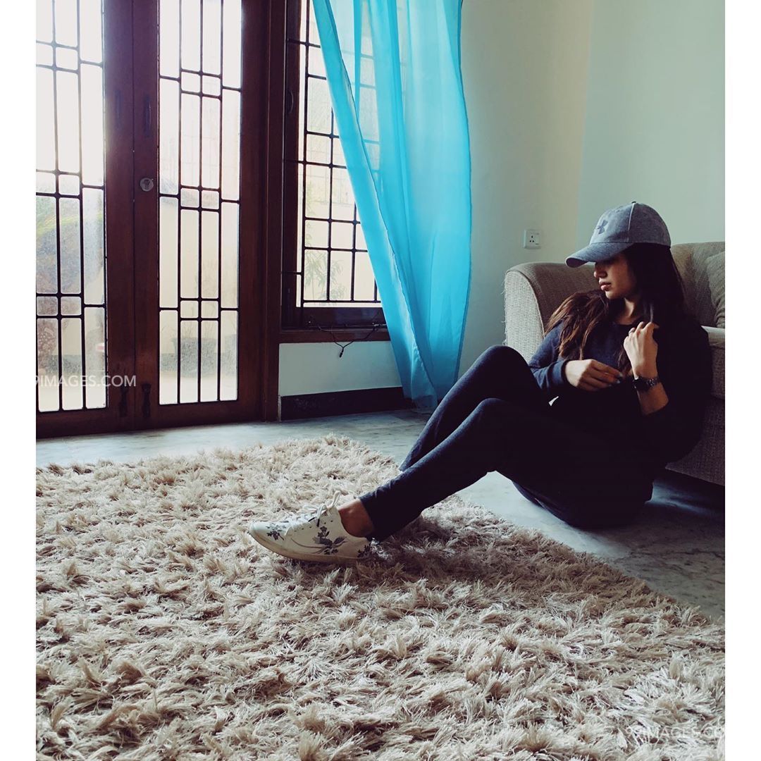 Nivetha Pethuraj Beautiful Hd Photoshoot Stills & Mobile - Girl - HD Wallpaper 