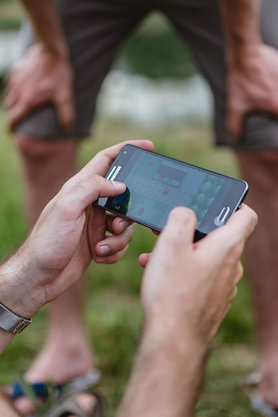 Closeup Of Man Hands Playing Videogames On Cell Phone, - Male Hand Holding Cellphone - HD Wallpaper 