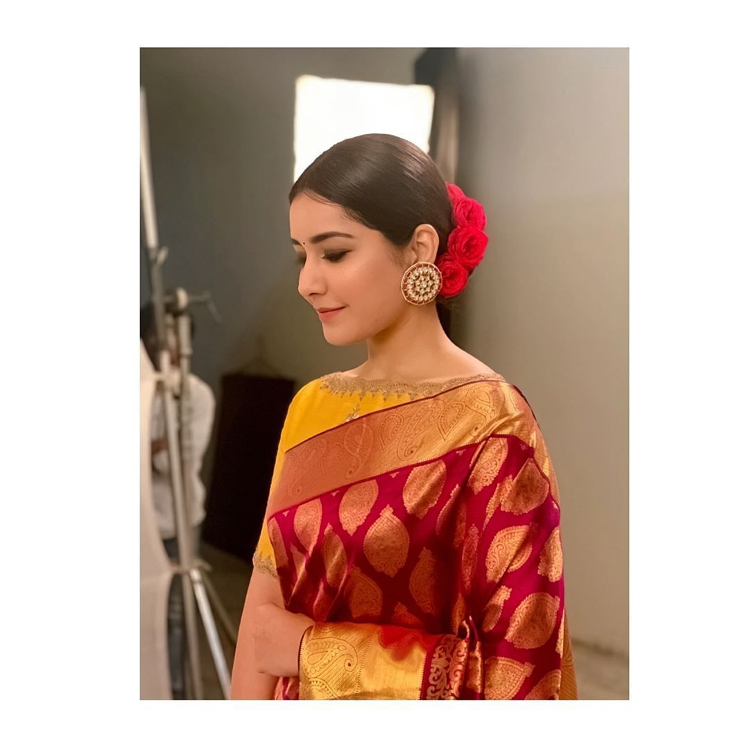 Raashi Khanna Beautiful Hd Photoshoot Stills & Mobile - Raashi Khanna Chennai Silks - HD Wallpaper 