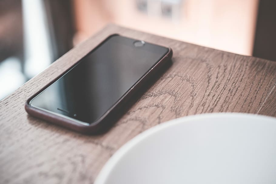 Black Smartphone On Wooden Table In Café, Cafe, Desk, - Smartphone On Table - HD Wallpaper 