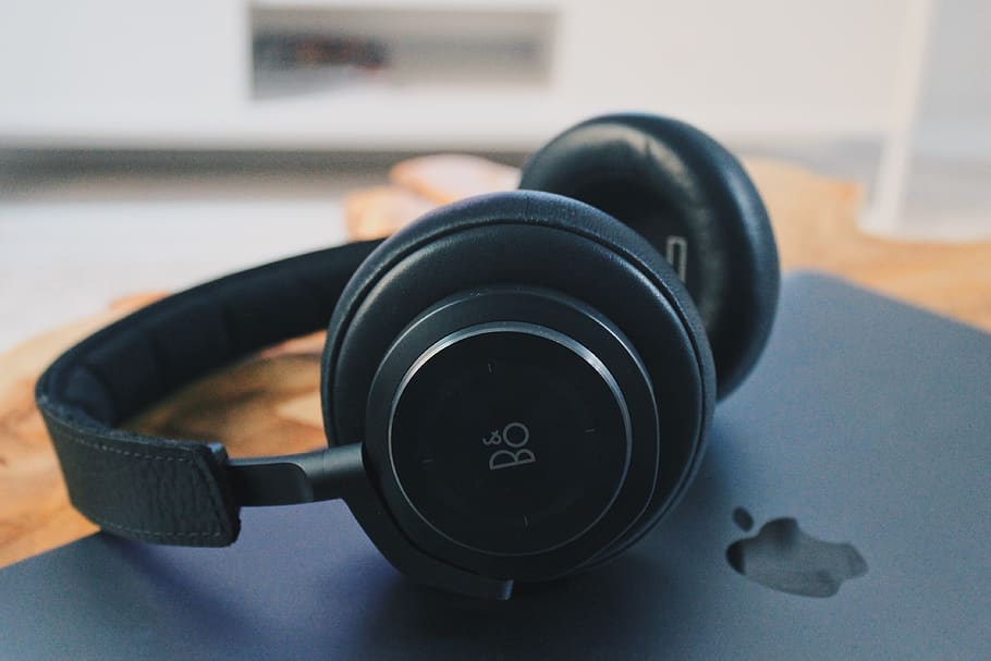 Spain, Madrid, Calle De Blasco De Garay, Mac Book Pro, - Headphones - HD Wallpaper 