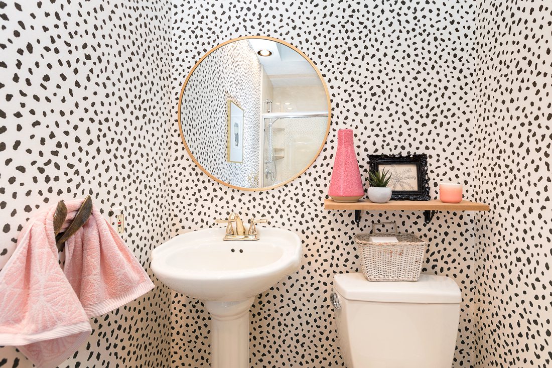 Ricci Bonebrake S Bathroom - Polka Dot Wallpaper Bathroom - HD Wallpaper 
