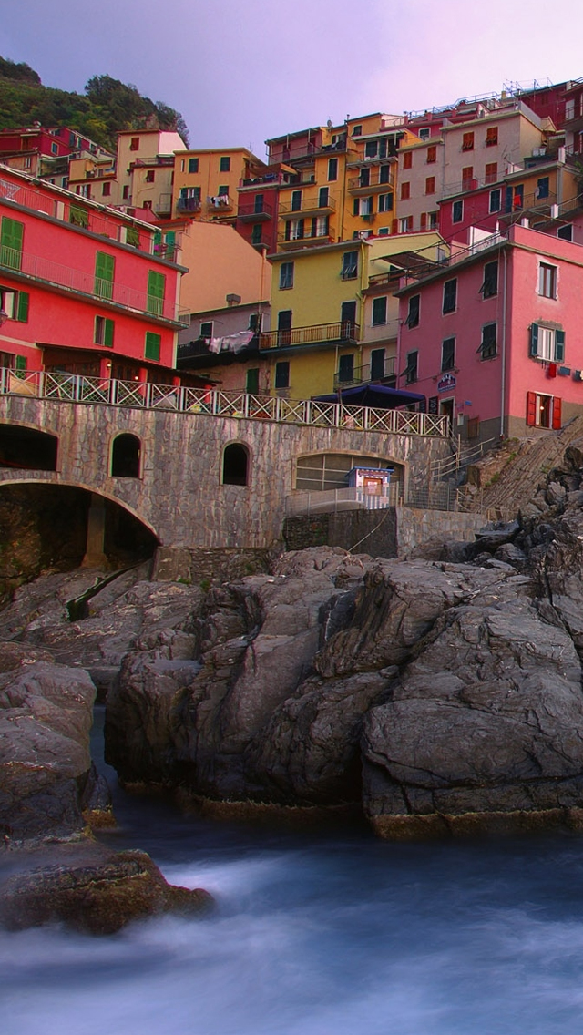 Manarola On The Mediterranean Iphone Wallpaper - Manarola - HD Wallpaper 