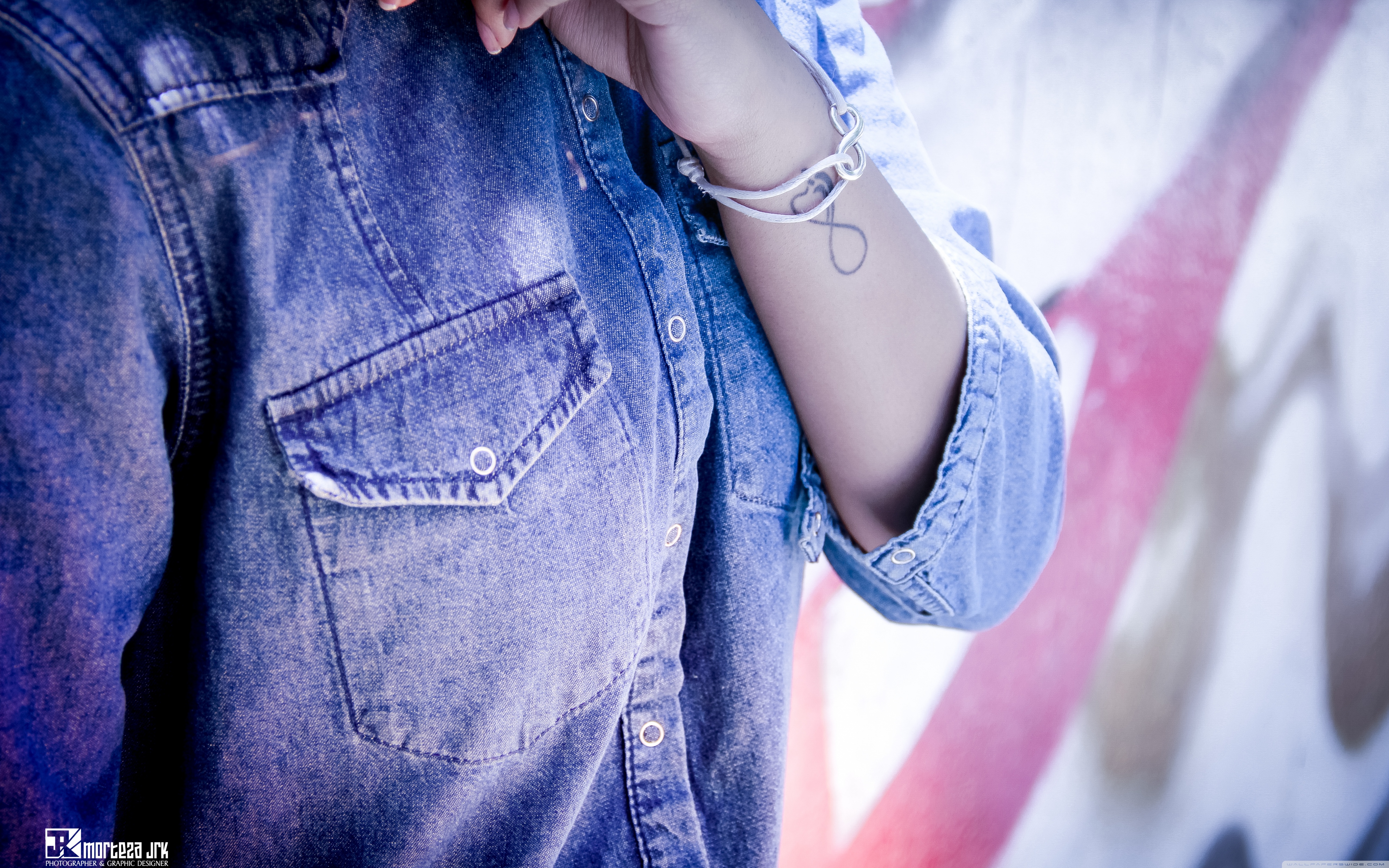 Girl In Jeans And Shirt - HD Wallpaper 