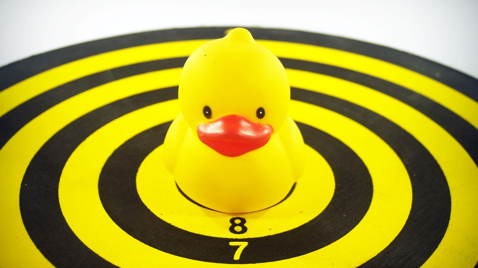 Yellow Rubber Duckie On Dart Board - Skydespil For Børn - HD Wallpaper 