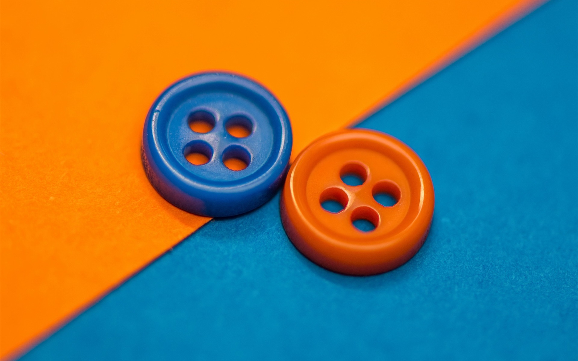 Wallpaper Two Buttons, Orange And Blue - Orange And Blue Buttons - HD Wallpaper 