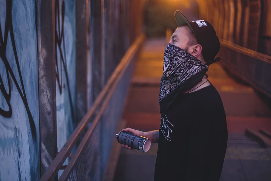 Man Holding Spray Bottle, Bandana, Vandal, Street, - Обои На Айфон Человек С Платком - HD Wallpaper 