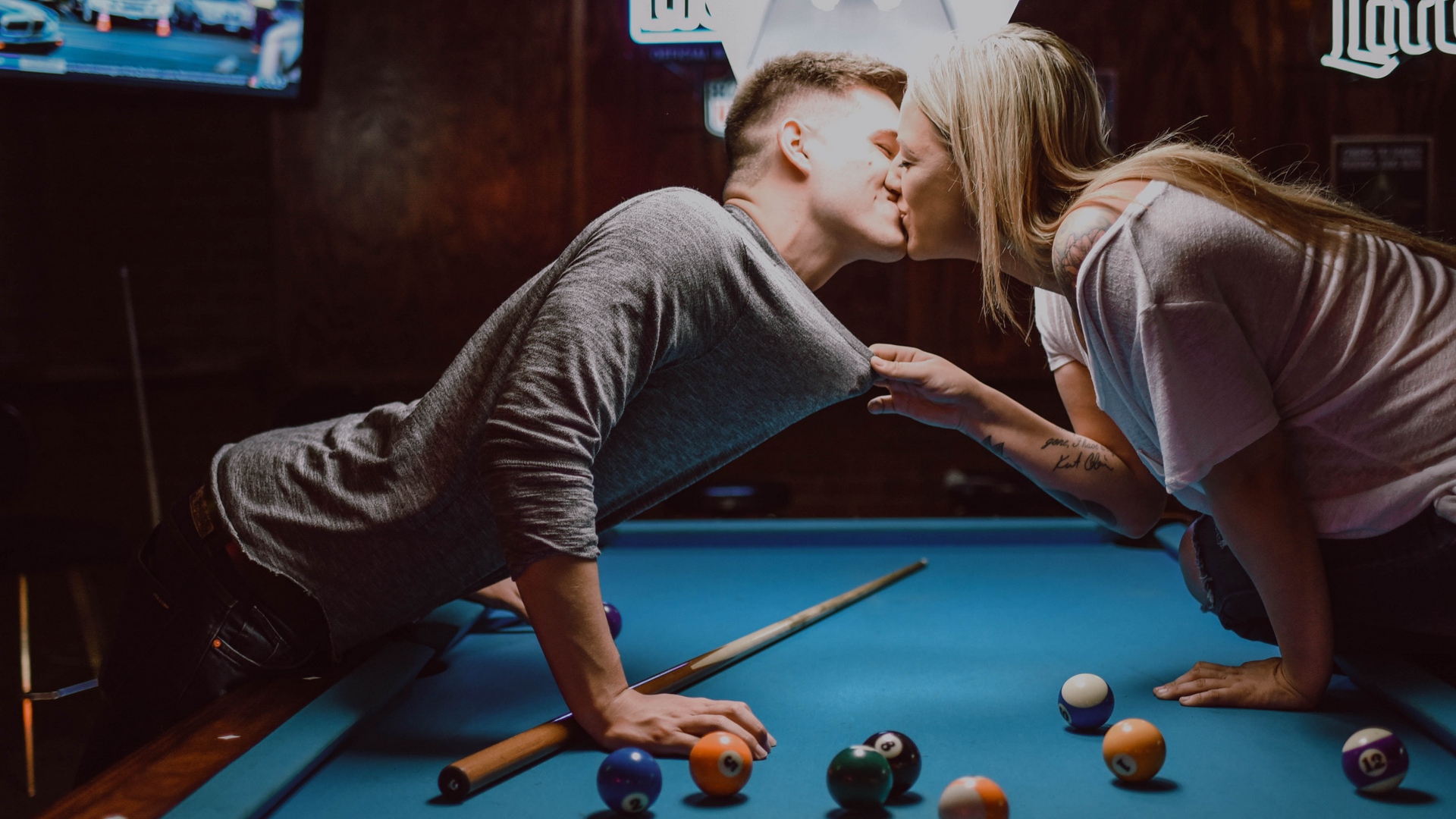 Wallpaper Kiss, Love, Billiards, Couple, Tenderness - 4k Billiards - HD Wallpaper 