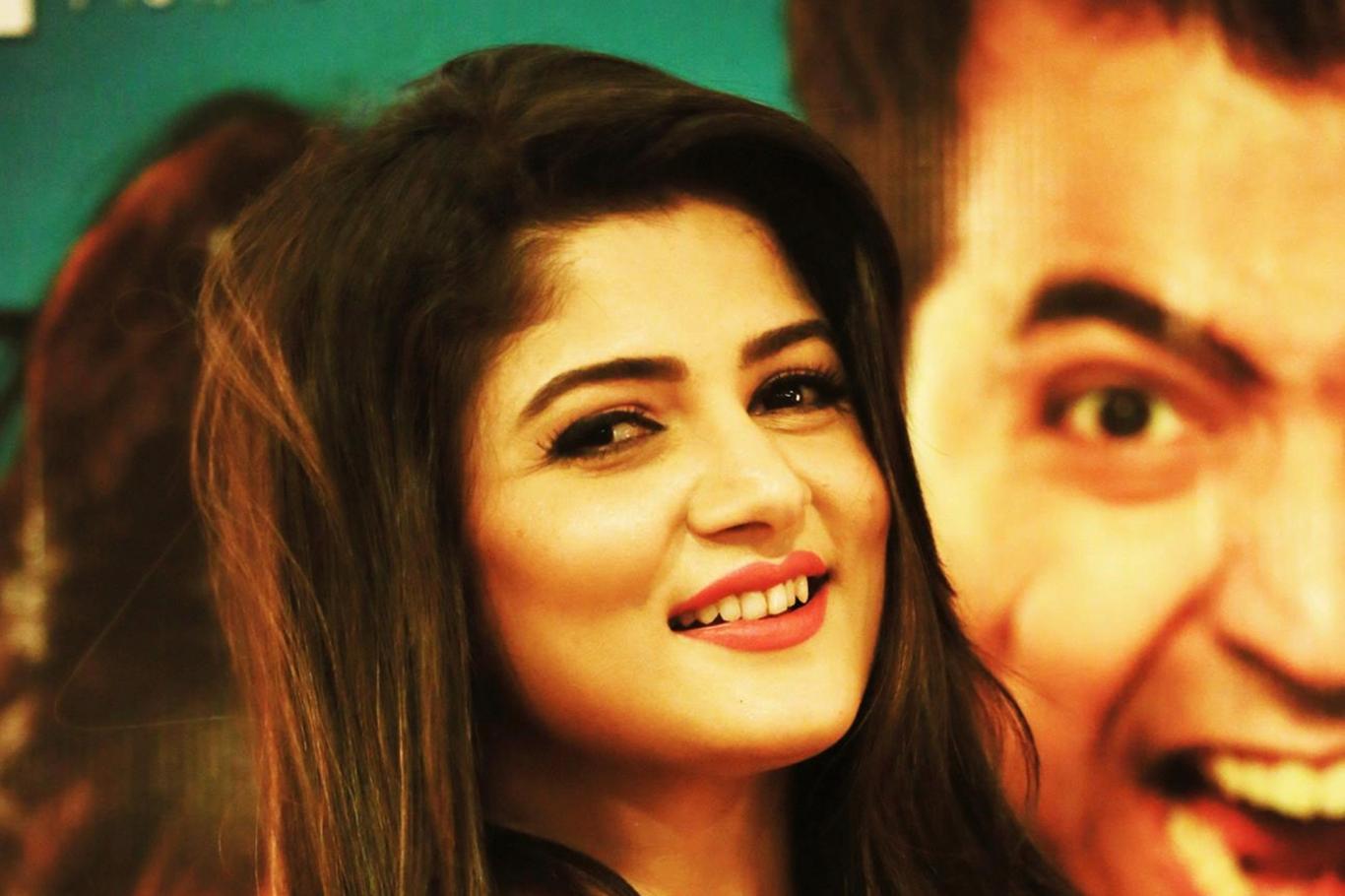 Srabanti Chatterjee Cute - HD Wallpaper 