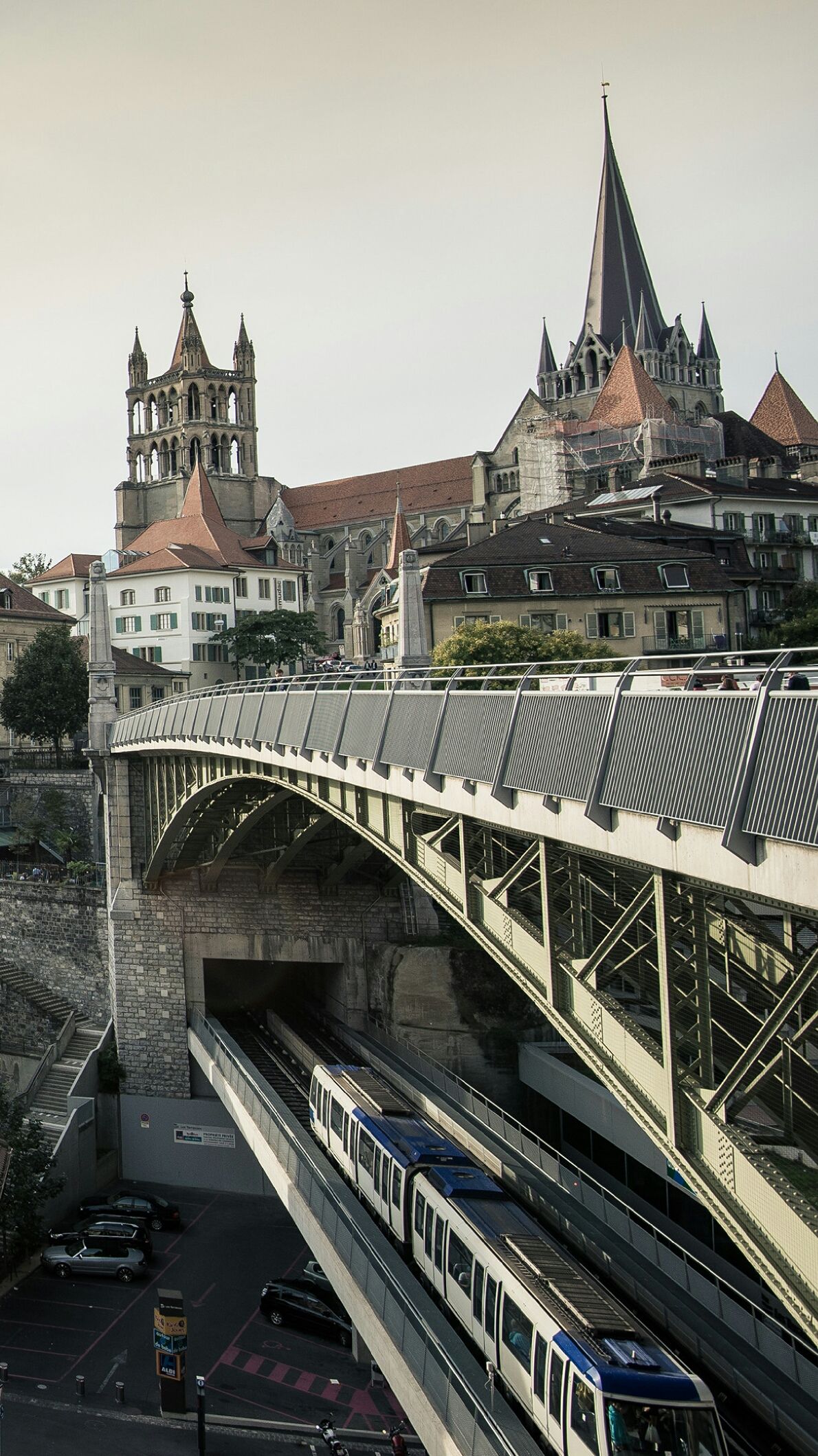 Lausanne Cathedral - HD Wallpaper 