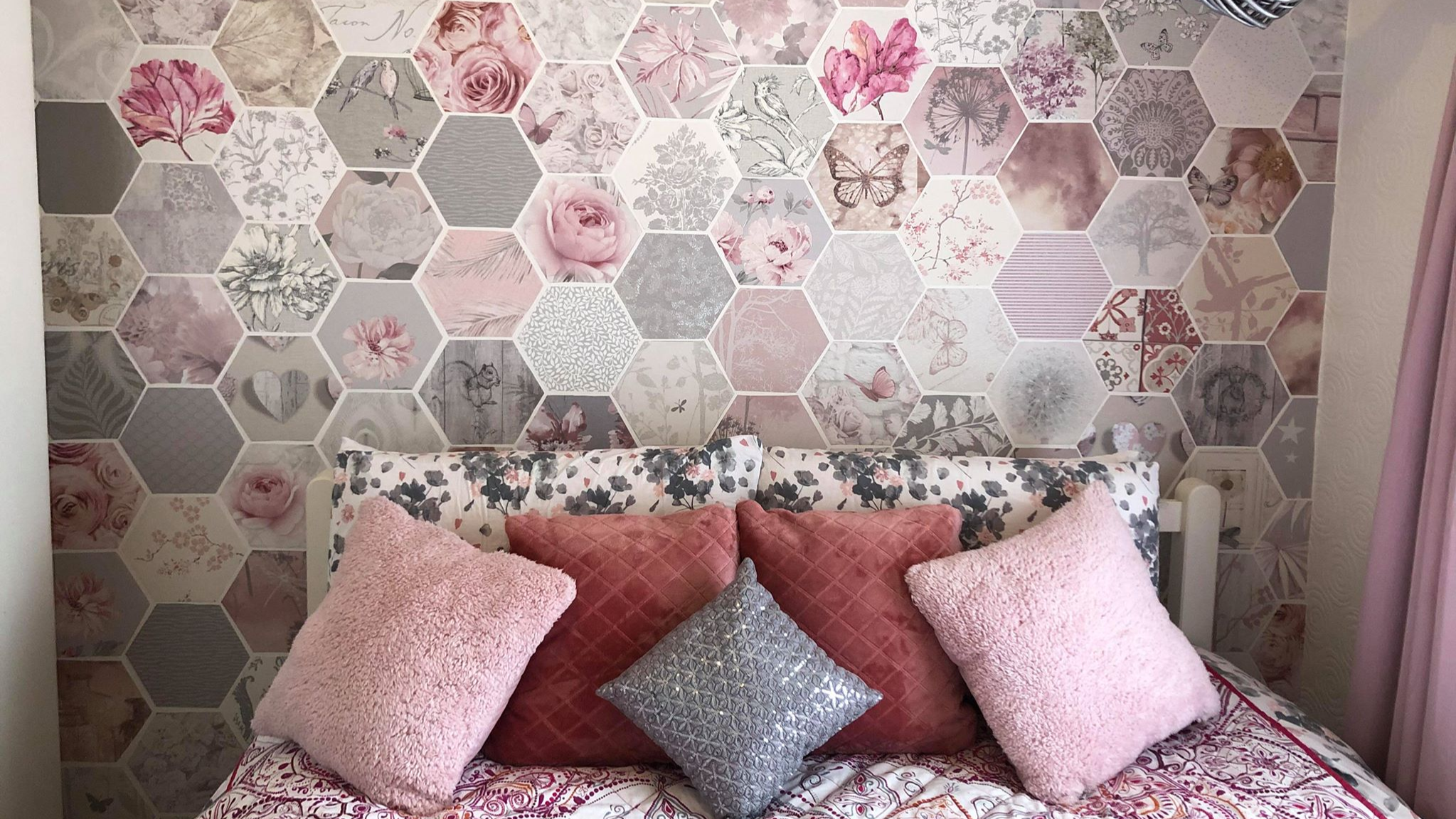 This Woman Created An Amazing Feature Wall Using Just - Sample Wallpaper Feature Wall - HD Wallpaper 