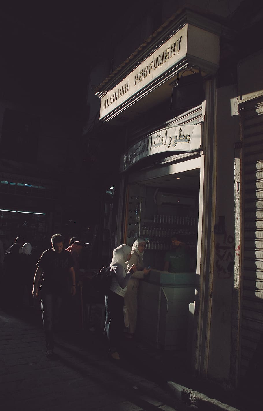 Syria, Damascus, Shadow, Perfumery, Market, Hijab, - Darkness - HD Wallpaper 