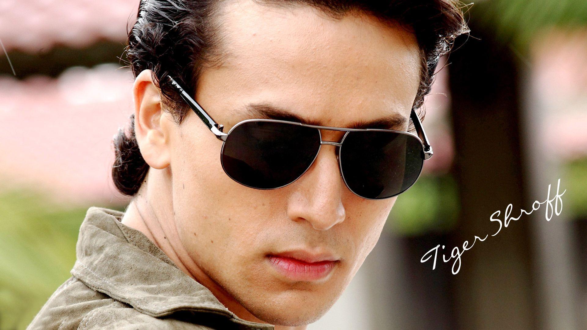 Indian Actors Wallpapers 
 Data-src /full/876436 - Tiger Shroff - HD Wallpaper 