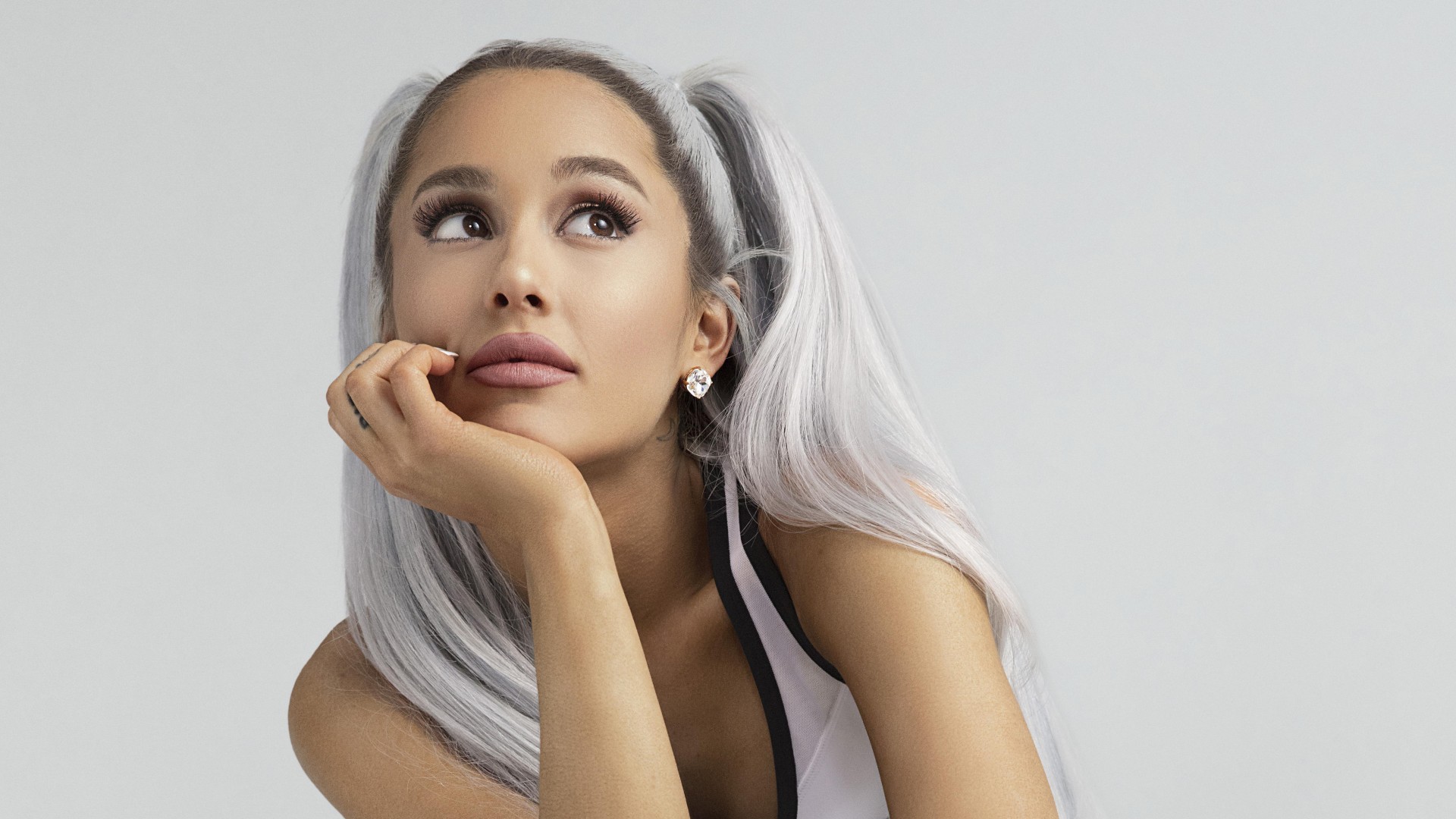 Singer Songwriter Ariana Grande Wallpaper - Ariana Grande - HD Wallpaper 