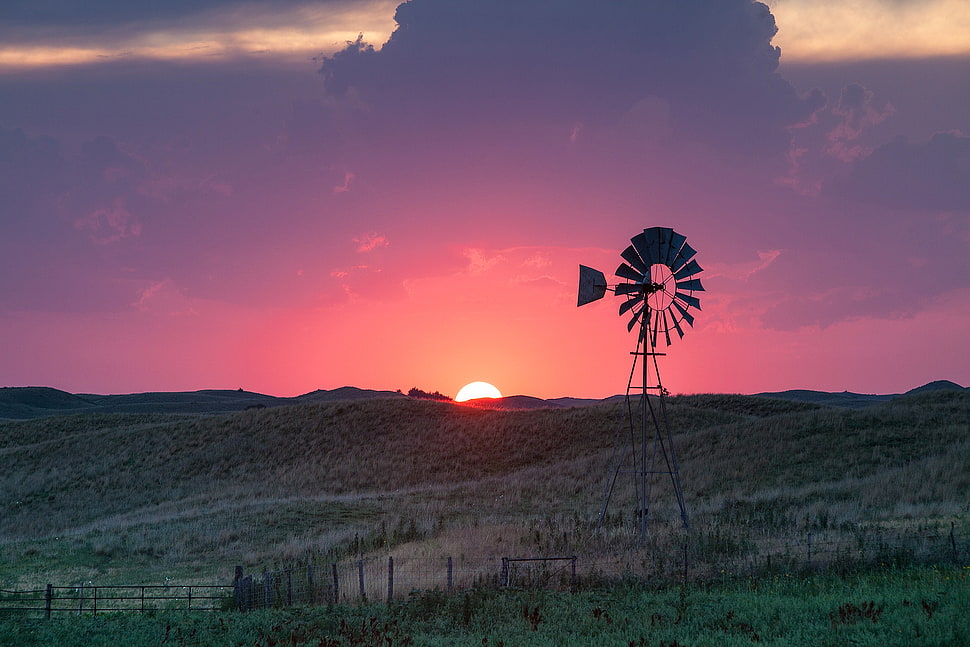 Windmill Surrounded With Green Grass, Nebraska Hd Wallpaper - Beautiful Sunset In Nebraska - HD Wallpaper 
