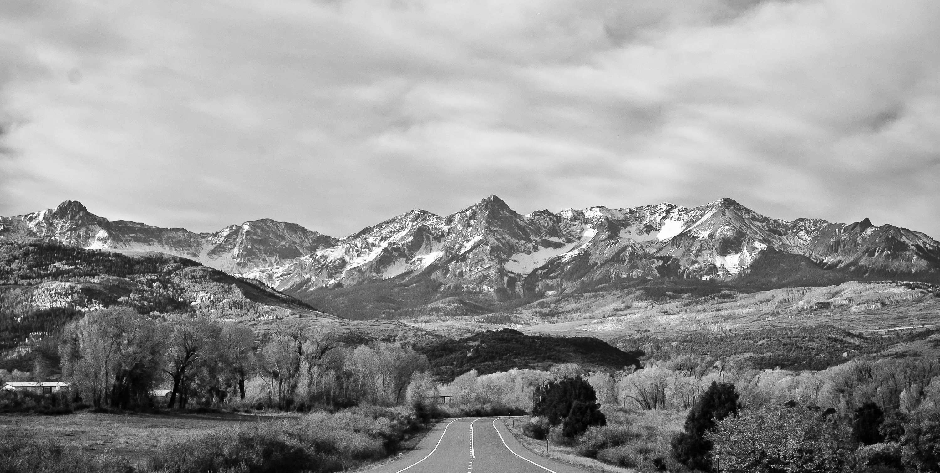 Black And White Mountain - HD Wallpaper 