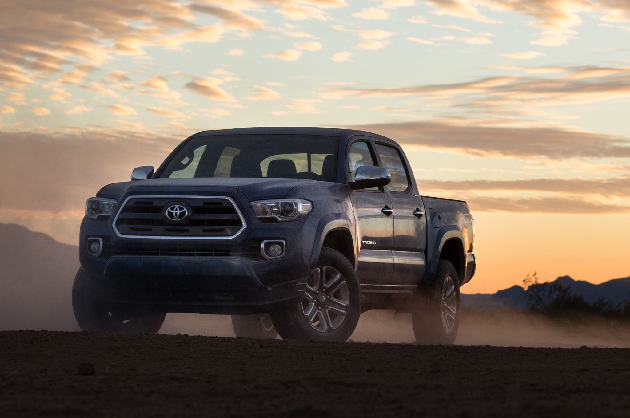 Toyota Tacoma Wallpaper Hd - 2015 Toyota Tacoma Vs 2017 Toyota Tacoma - HD Wallpaper 