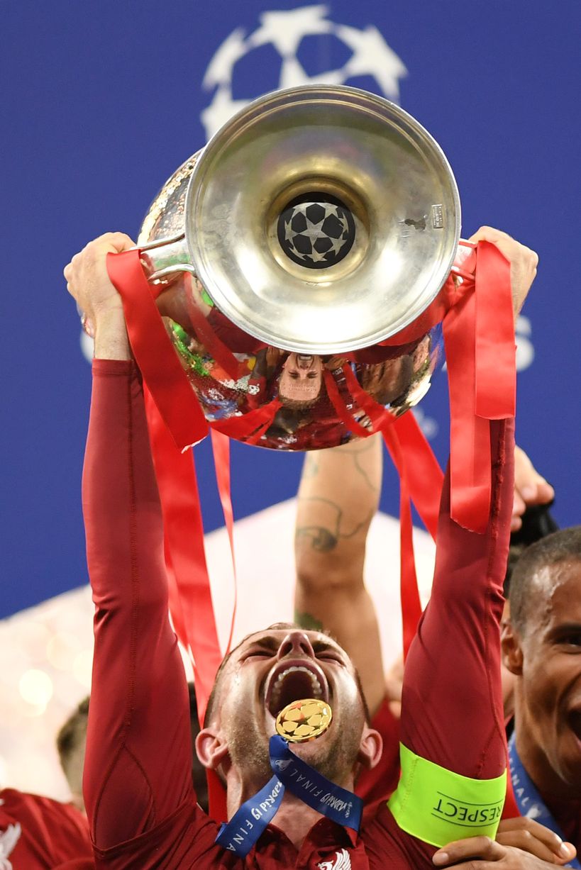 Jordan Henderson Lifting The Champions League Trophy - HD Wallpaper 