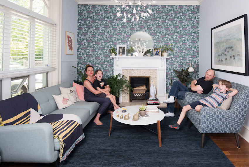 Jasa Pemasangan Wallpaper Medan - Family Room - HD Wallpaper 