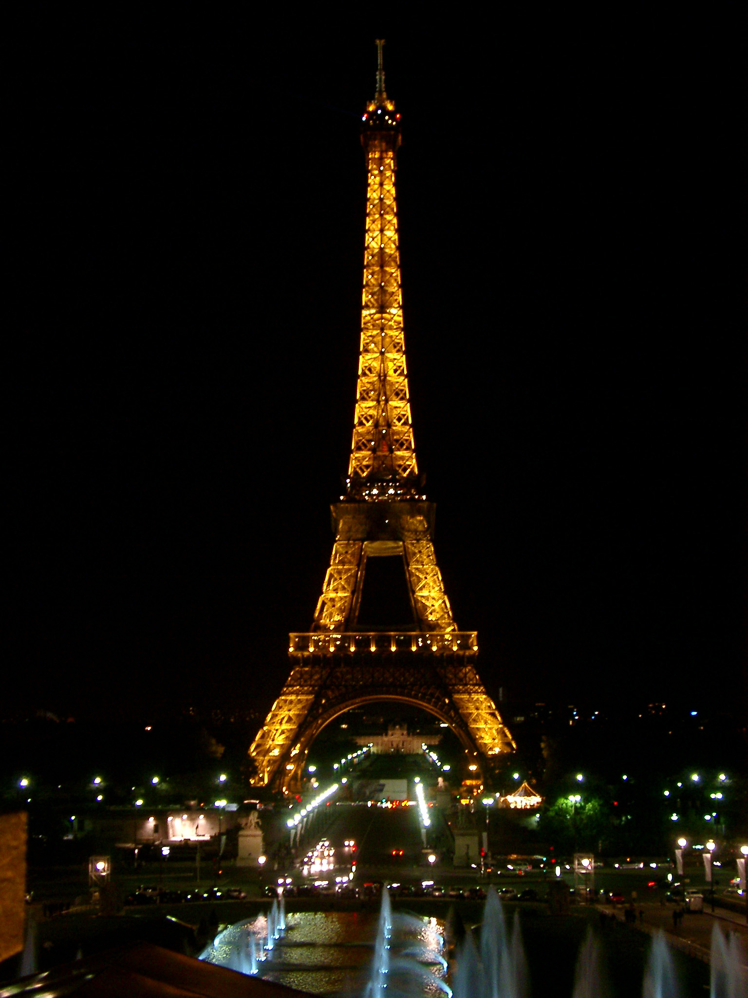 Eiffel Tower, Paris, Illuminated At Night Showing The - Eiffel Tower - HD Wallpaper 