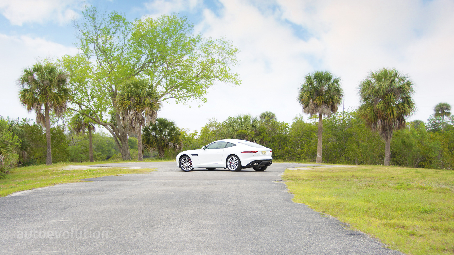 Aston Martin V8 Vantage (2005) - HD Wallpaper 